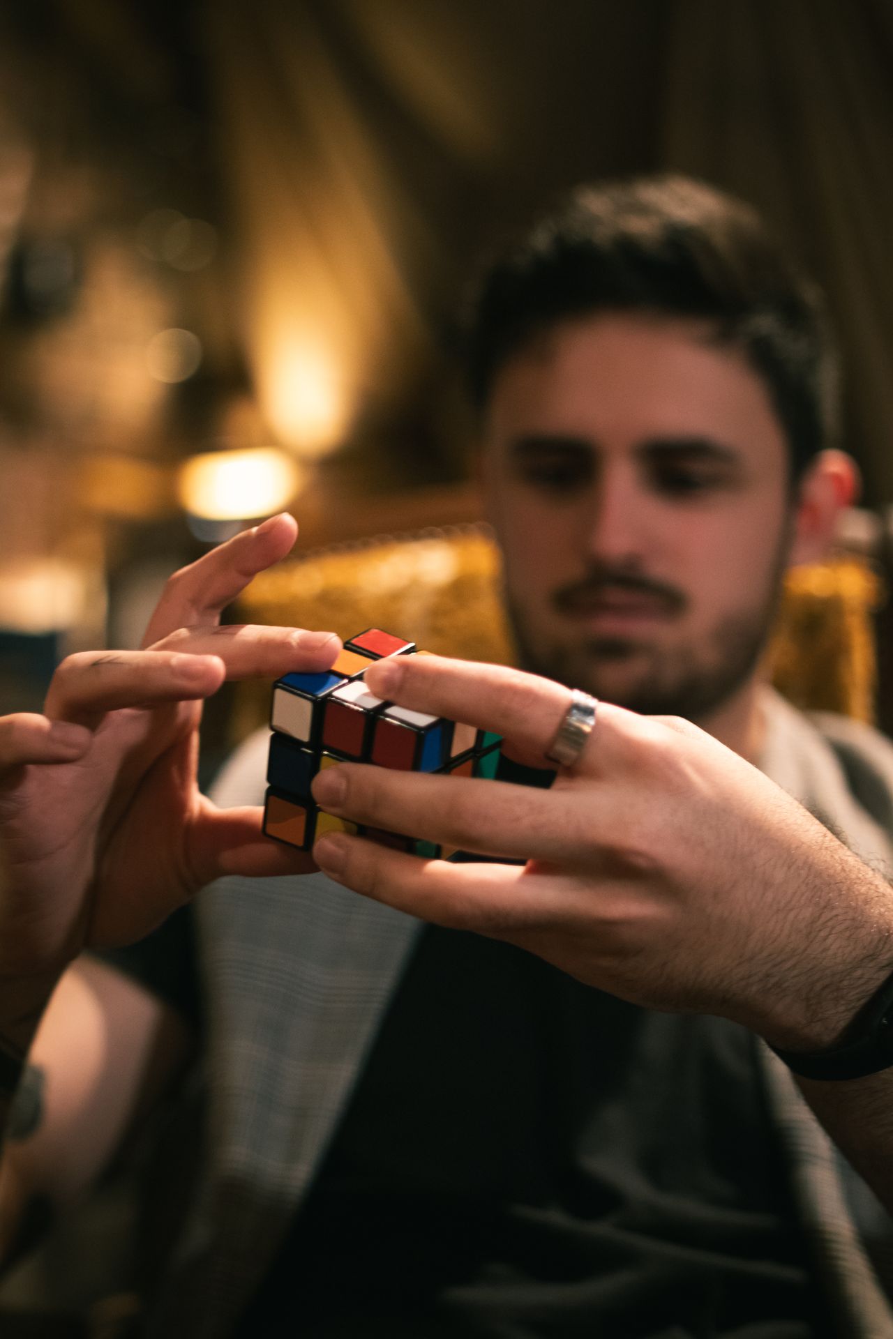 Samuel Foussard gros plan rubik's cube mains magicien