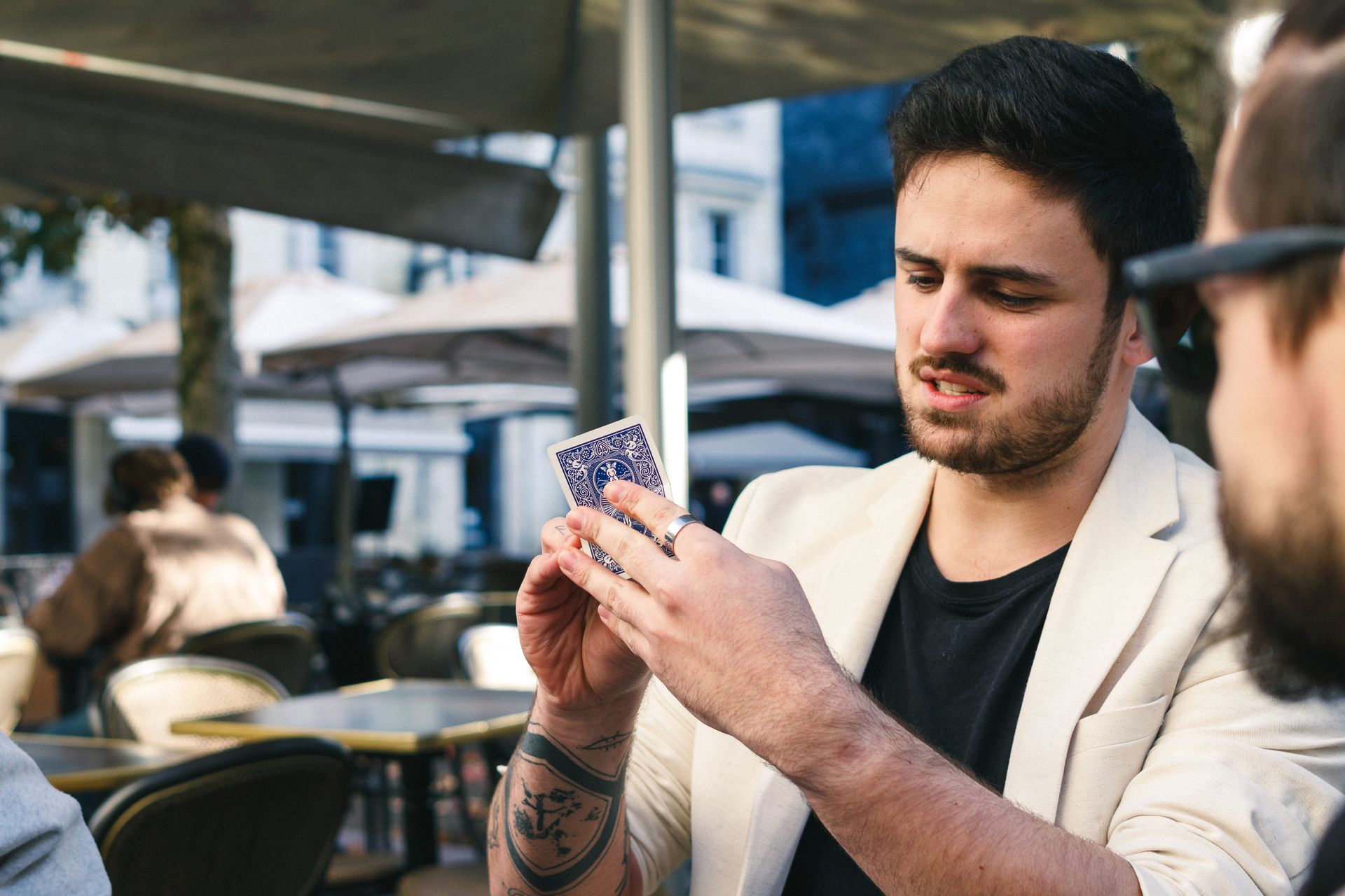 Samuel Foussard Magicien déplie cartes extérieur